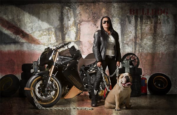 Die Frau sitzt sicher gut auf der Vilner Custom Bike Bulldog, aber wo soll denn die Bulldogge hin? Auf den Rücksitz etwa?