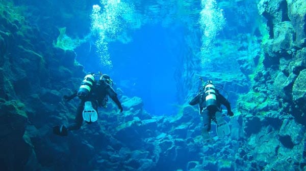 Tauchen in der Silfra Spalte im Pingvellir National Park.