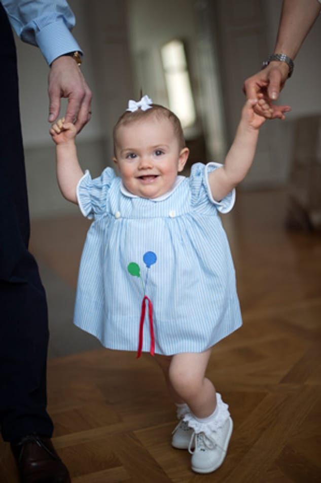 Noch muss Estelle an der Hand von Mama und Papa laufen. Bald wird die kleine Prinzessin aber sicherlich allein ihre ersten Schritte wagen.