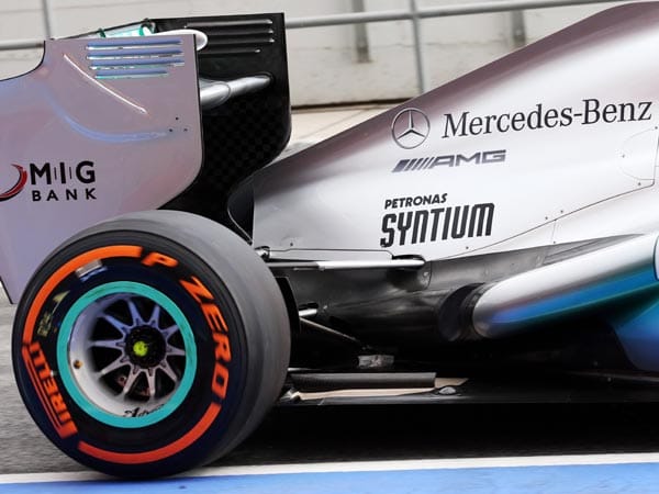 Mercedes versucht in dieser Saison den "Coanda-Effekt" zu nutzen. Die Auspuff-Gase werden so geleitet, dass der Anpressdruck steigt.