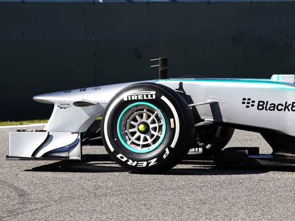 Die große Schwachstelle bei Mercedes waren im letzten Jahr die Reifen. Sie wurden zu schnell heiß und verschlissen daher zu schnell. Die aktuellen Tests machen jedoch Hoffnung, dass man dieses Problem in der neuen Saison beheben kann.