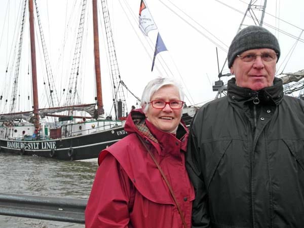 Schaulustige im Hamburger Hafen: Michael Wessel möchte demnächst auch auf der "Undine" mitsegeln. Doch bisher ist es dem 68-jährigen Rentner nicht gelungen, ein Ticket zu kaufen.