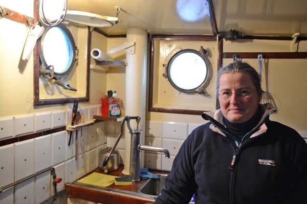 Die Kombüse des Segelschiffs: Anja Weck sorgt für das leibliche Wohl der Passagiere.