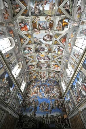 Der Blick geht nach oben: In der Sixtinischen Kapelle sind vor allem die Deckenmalereien von Michelangelo sehenswert. Hier tagt bald das Konklave.