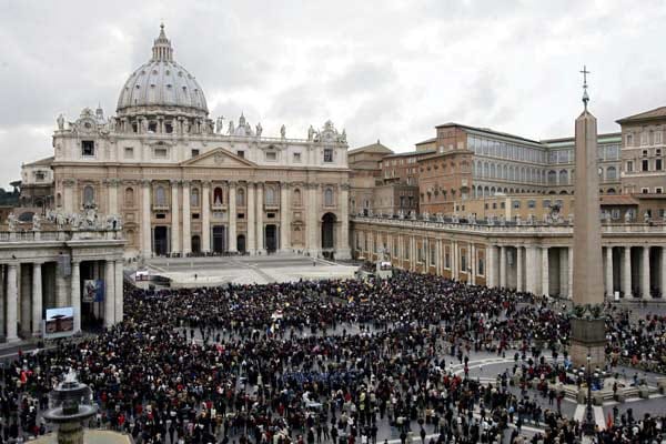 Habemus Papam: Wie hier im Jahr 2005 werden auch diesmal wieder Massen von Besuchern den Moment verfolgen, wenn der neue Papst auf dem Petersplatz vor die Gläubigen tritt.
