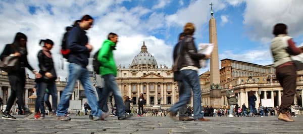 Touristenmagnet: Der Vatikan mit dem Peterdom und den Vatikanischen Museen zieht jedes Jahr Millionen Besucher an. Rund um die Papstwahl dürften es noch einmal mehr werden als sonst.