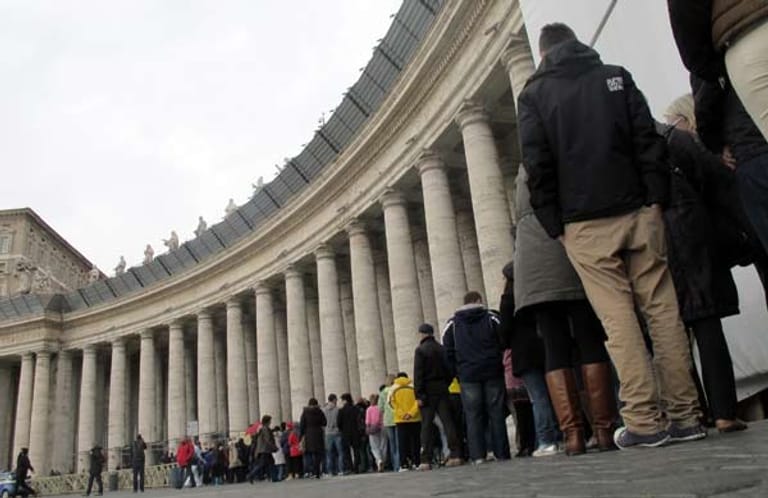 Touristenmassen vor dem Petersdom: Lange Schlangen bilden sich regelmäßig auf dem Petersplatz vor dem Eingang zur Kirche.