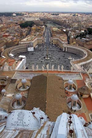 Über den Dächern: Nach rund 500 Stufen Aufstieg reicht der Blick vom Dach des Petersdoms über den Petersplatz und die Stadt Rom.