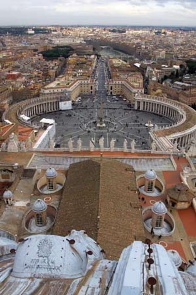 Über den Dächern: Nach rund 500 Stufen Aufstieg reicht der Blick vom Dach des Petersdoms über den Petersplatz und die Stadt Rom.