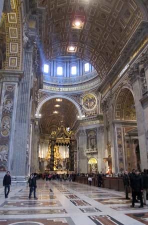 Im Innern der größten Kirche der Christenheit: Touristenmassen strömen täglich durch den Petersdom.