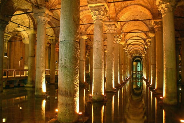 Sehr beliebt bei den Touristen aus aller Welt ist eine Besichtigung der Unterwelt der Kirche. Als "Versunkener Palast" wird die Zisterne bezeichnet, die Kaiser Justinian im 6. Jahrhundert unter dem gewaltigen Bauwerk errichten ließ.