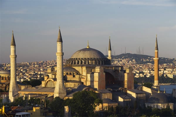 Die Hagia Sophia, oder Sophienkirche ist heute eines der Wahrzeichen Istanbuls. Sie war die Hauptkirche und das geistige Zentrum des byzantinischen Reiches.