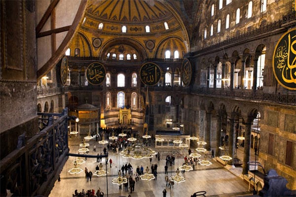 Der Blick von der Galerie in das mächtige Hauptschiff der Hagia Sophia, das von der 56 Meter hohen Kuppel beherrscht wird.