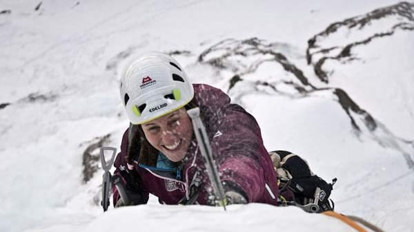 Frau beim Eisklettern.