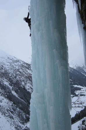 Eisklettern an gefrorenem Wasserfall.