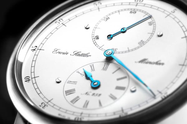 Die edle Uhr hat einen Durchmesser von 44 Millimetern und kostet knapp 8000 Euro.