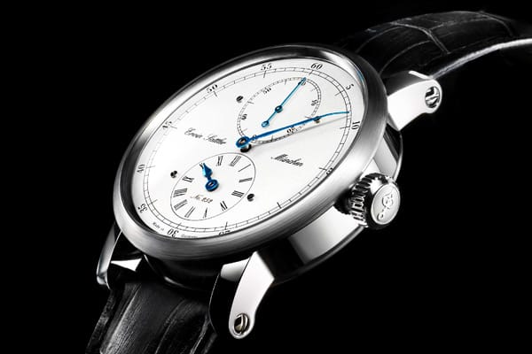 Bei der „Régulateur Classica Secunda“ von der Uhren-Manufaktur Sattler gleitet der Sekundenzeiger nicht, er springt im Sekundentakt wie bei einer Pendeluhr für die Wand.