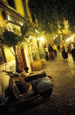 Die verwinkelten Gassen, die beschaulichen Plätze und die alten Kirchen sorgen in Roms Szeneviertel Trastevere für das besondere Flair. Die vielen gemütlichen Restaurants und Espresso-Bars beweisen, dass dieser Stadtteil durch und durch italienisch ist.