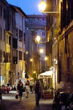 Nachdem in jüngster Zeit viele Künstler und junge Kreative den urigen Charme von Trastevere für sich entdeckt haben, gilt der Stadtteil als trendiger Hot-Spot.