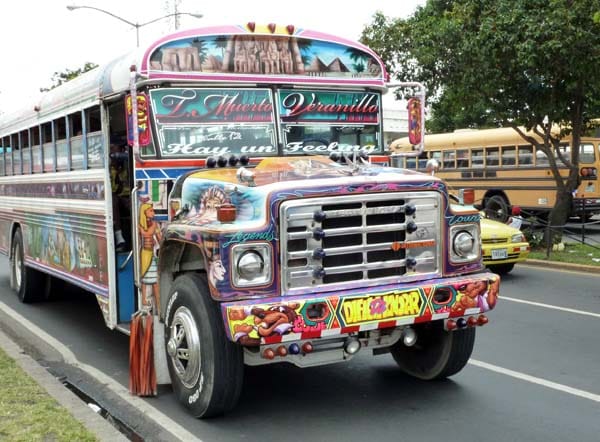 Farbenfroh: Bunt bemalt präsentieren sich die Überlandbusse, die in Mittelamerika auf der Panamericana unterwegs sind.