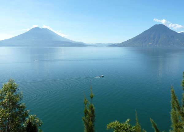 Vulkane und Wasser: Eines der berühmtesten Ziele nahe der Panamaricana ist der Atitlan-See im Hochland von Guatemala.