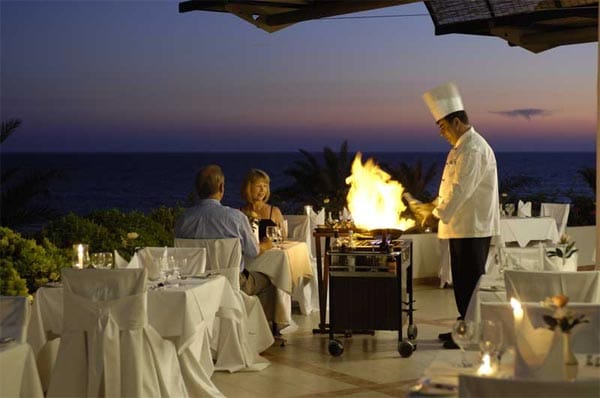 Constantinou Bros Athena Royal Beach/Paphos/Zypern: Das 4-Sterne-Hotel Constantinou liegt direkt am Strand nahe des malerischen Hafenstädtchens Paphos.