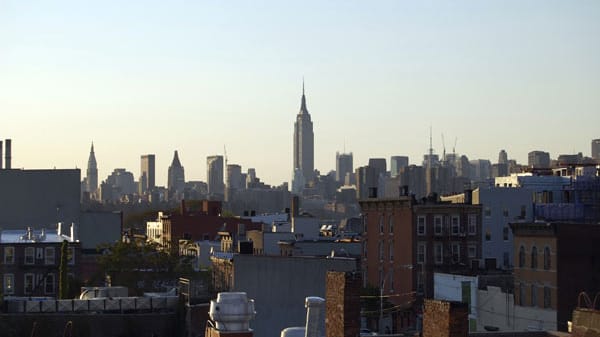 Williamsburg liegt zwar nicht auf Manhattans Halbinsel, doch wenn man den East River über die Williamsburg Bridge überquert hat, spürt man nicht weniger pulsierend das Leben auf den Straßen.