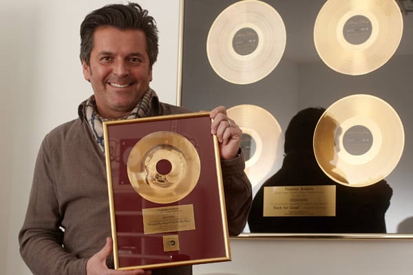 Mehrere Goldene Schallplatten nennt er sein Eigen. Thomas Anders auf eine steile Karriere zurück.