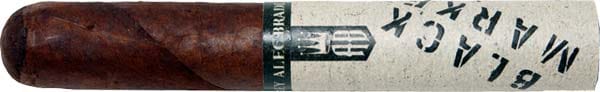 Die Alec Bradley Black Market Zigarren überzeugen in vielerlei Hinsicht, was durch Top-Bewertungen von "Cigar Aficionado" unterstrichen wird. Das dunkle Deckblatt von beinahe schwarzer Farbe zieht viele Blicke auf sich. Das verstärkt die in schlichtem Weiß gehaltene Bauchbinde, welche die gesamte untere Hälfte der Zigarren bedeckt. Zu haben sind die Longfiller in den Formaten Robusto, Toro, Gordo und Torpedo.