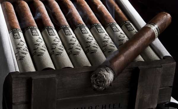 Hinter der Zigarrenmarke Alec Bradley steht Alain Rubin, selbst Fan einer guten Zigarre und mit viel Ehrgeiz sowie Herzblut bei der Sache. Er wagte den Einstieg in den internationalen Markt Ende der 90er-Jahre und wählte damit leider einen ungünstigen Zeitpunkt. 2012 veröffentlichte er eine neue Serie namens "Black Market" – aufregend im Namen, aber in keiner Weise mit dem Schwarzmarkt verbunden.