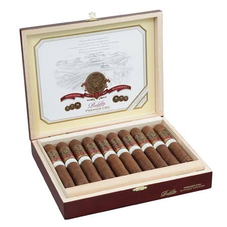 Bereits seit dem 19. Jahrhundert beschäftigt sich die Familie Padilla mit Leib und Seele damit, Zigarren von höchster Güte zu fertigen. Das bestehende Sortiment wurde 2012 durch die Linie "Padilla Premier Cru" erweitert. Dafür ging man eine Zusammenarbeit mit der renommierten Oliva-Familie aus Nicaragua ein. Das erklärt, warum die exklusiven Longfiller in Einlage sowie Umblatt hochwertigen nicaraguanischen Tabak tragen und ein klein wenig an die Tabakware der Oliva Cigar Company erinnern.