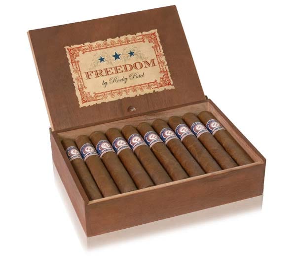 Geht es um edlen Rauchgenuss aus Honduras, der sich von der Masse abhebt, dann kommt man an der Marke Rocky Patel nicht vorbei. Die Linie Freedom fand schon bei der inter-tabac großen Anklang und wird es mit ihrem nussig-süßen Aroma und dem nuancenreich würzigen Geschmack leicht haben, Genießer von sich zu überzeugen. Sie ist in den Formaten Toro und Robusto mit Oscuro-Deckblatt zu haben und ausgesprochen alltagstauglich.