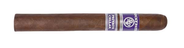 In der Form von Robusto, Toro und Torpedo darf man sich auf mittelwürzigen Hochgenuss freuen, der beim Rauchverlauf eine Entwicklung von süßlich mild zu erdig kraftvoll durchlebt.
