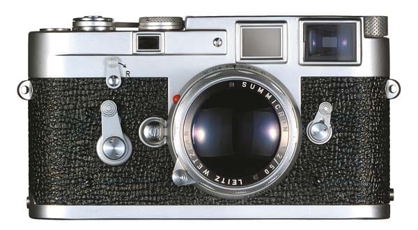 1954 erschien mit der "M3" nicht nur die erste Leica der bis heute überaus beliebten M-Serie, sondern auch das erste Modell mit Objektivbajonett und Leuchtrahmen-Messsucher für drei Brennweiten. Die Leica entwickelte sich zur Systemkamera.