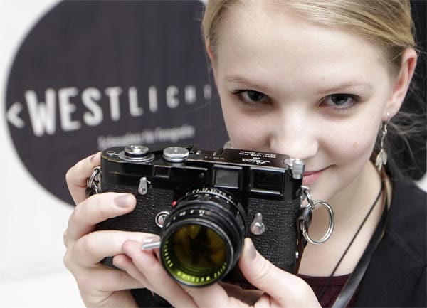 Leica-Kameras waren schon immer begehrte Sammlerobjekte. Die 1955 speziell für den "LIFE"-Fotografen David Douglas Duncan angepasste "M3D" ging jüngst für satte 1,68 Millionen Euro unter den Hammer. Das macht sie zur teuersten Serienkamera, die je versteigert wurde.