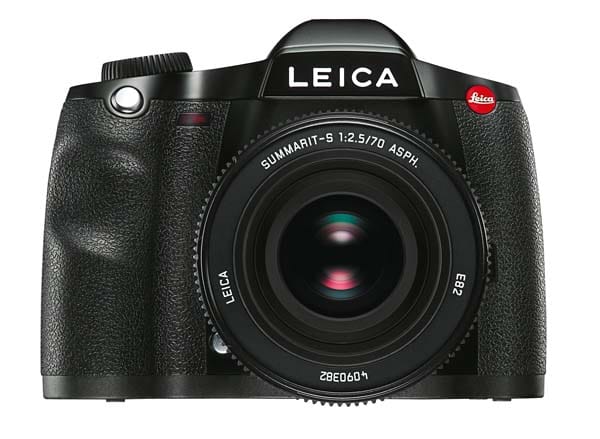 Mit der Leica S2 präsentierte der Hersteller 2009 eine Kamera, die weder das übliche Kleinbild noch Mittlelformat besitzt. Zum Einsatz kommt eine neu definierte Sensorgröße von 45 mm × 30 mm. Die Kamera ist baugleich mit der Leica R9.