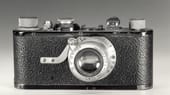Die allererste Leica in Großserie erschien 1925 mit fest eingebautem Objektiv auf dem Markt und begeisterte Amateur- wie auch Profi-Fotografen auf Anhieb.