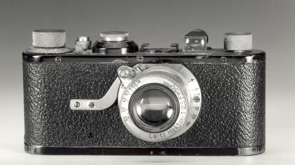 Die allererste Leica in Großserie erschien 1925 mit fest eingebautem Objektiv auf dem Markt und begeisterte Amateur- wie auch Profi-Fotografen auf Anhieb.