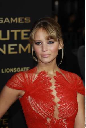 Jennifer Lawrence liebt Kleider in der Signalfarbe rot. 2012 zeigte sie sich in einer tollen Robe von Marchesa bei einer Filmpremiere.