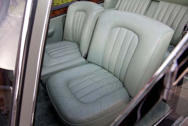 Für die vier Sitze des offenen Rolls-Royce Silver Cloud III kam selbstredend nur feines Leder in Frage.