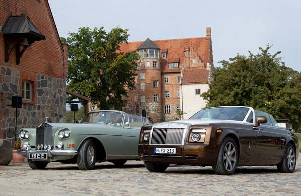 Drophead Coupé gestern und heute: Ein Silver Cloud III als Cabrio aus den 1960ern steht neben einem offenen Phantom aus aktueller Baureihe.