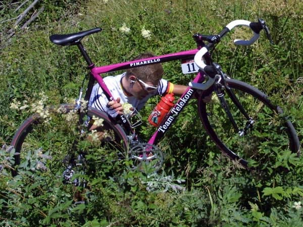 13. Etappe der Tour de France 2001: Jan Ullrich stürzt am Col de Peyresourde über die Leitplanke und landet mit einem Vorwärtssalto in einer Bergwiese. Bei diesem Sturz verliert er seinen Glückspfennig aus der Trikottasche und behauptet später, sein Glück sei aufgebraucht. Wäre Ullrich auf einem Stein gelandet, hätte der Salto fatale Folgen haben können.