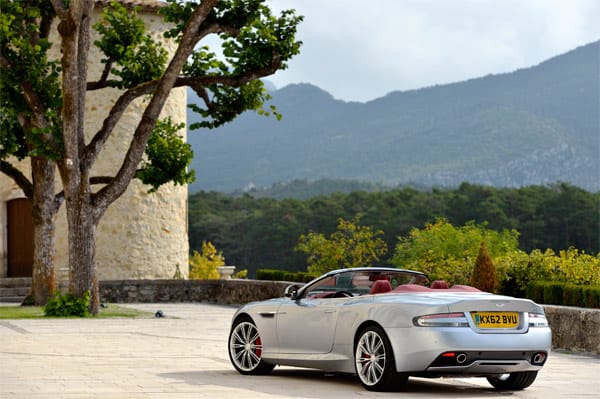 Auch in der Heckansicht kann der Aston Martin DB9 sich sehen lassen.