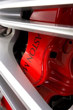 Die Carbon-Keramik-Bremsen sind beim Aston Martin DB9 serienmäßig und werden von roten Bremssätteln in die Zange genommen.