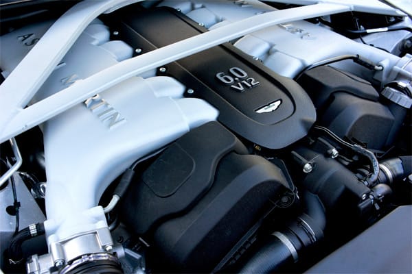 In Wahrheit hat der V12 im Aston Martin DB9 nur 5,9 Liter Hubraum.