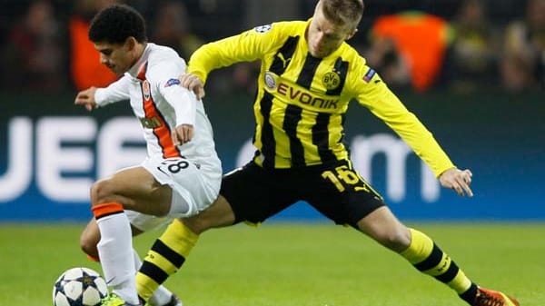 Jakub Blaszczykowski (re.) setzt den Brasilianer Taison unter Druck. Der BVB lässt die Ukrainer kaum einmal ihr Spiel aufziehen.