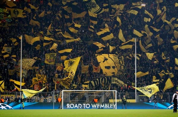Die "gelbe Wand" auf der Südtribüne befindet sich schon vor dem Achtelfinal-Rückspiel zwischen Borussia Dortmund und Shakhtar Donetsk in Festtagsstimmung.