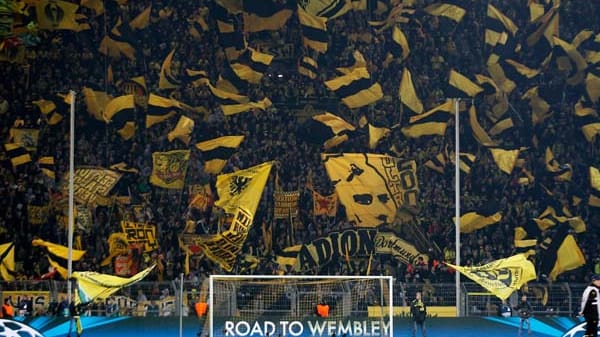 Die "gelbe Wand" auf der Südtribüne befindet sich schon vor dem Achtelfinal-Rückspiel zwischen Borussia Dortmund und Shakhtar Donetsk in Festtagsstimmung.