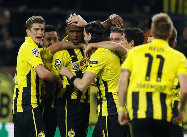 Dortmund spielt sich in einen Rausch und sorgt schon vor der Pause durch ein Tor von Mario Götze für die Vorentscheidung.