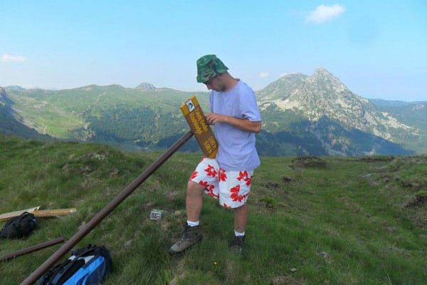 Peaks of the Balkans Trail: Aufstellen eines Wegweisers.